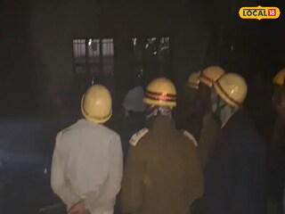 আগুন নেভাচ্ছেন দমকল কর্মীরা আগুন নেভাচ্ছেন দমকল কর্মীরা