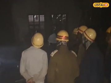 আগুন নেভাচ্ছেন দমকল কর্মীরা আগুন নেভাচ্ছেন দমকল কর্মীরা