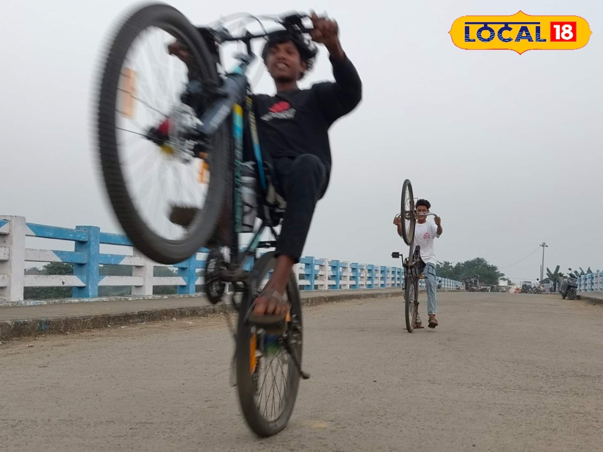 বাইক নয়, এবার সাইকেলেই কেরামতি! চোখ ধাঁধানো অবাক করা সব স্টান্ট মুর্শিদাবাদের কিশোরদের বাইক নয়, এবার সাইকেলেই কেরামতি! চোখ ধাঁধানো অবাক করা সব স্টান্ট মুর্শিদাবাদের কিশোরদের
