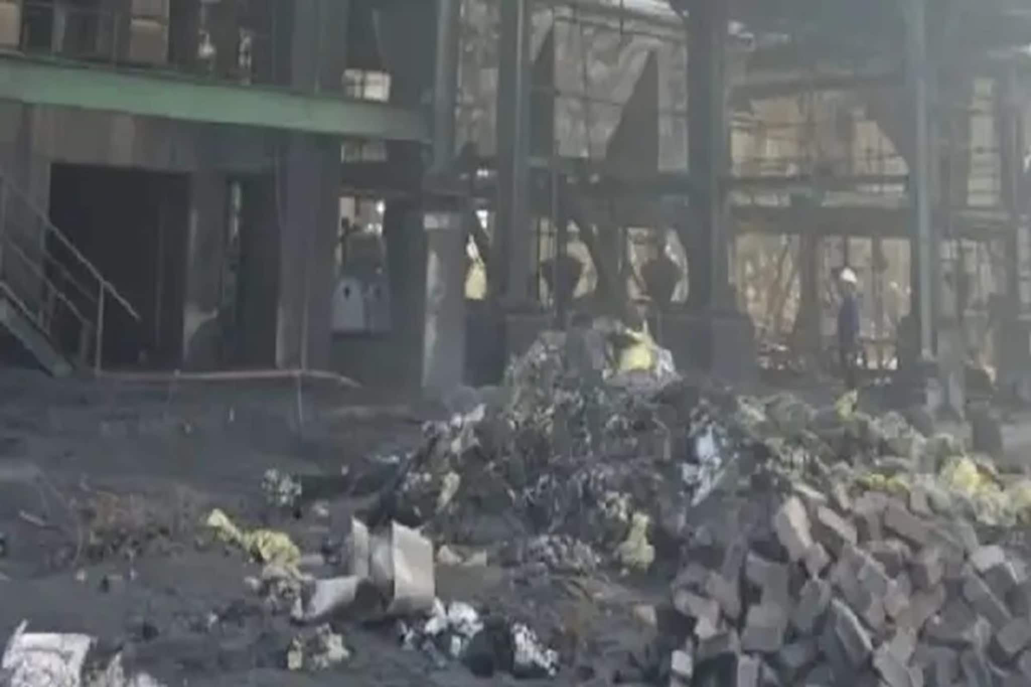 ছত্তিশগড়ে ভয়াবহ বিস্ফোরণ! মুহূর্তে মৃত্যু ৭ জনের! কারখানা এলাকা ঘিরে ফেলল পুলিশ ছত্তিশগড়ে ভয়াবহ বিস্ফোরণ! মুহূর্তে মৃত্যু ৭ জনের! কারখানা এলাকা ঘিরে ফেলল পুলিশ