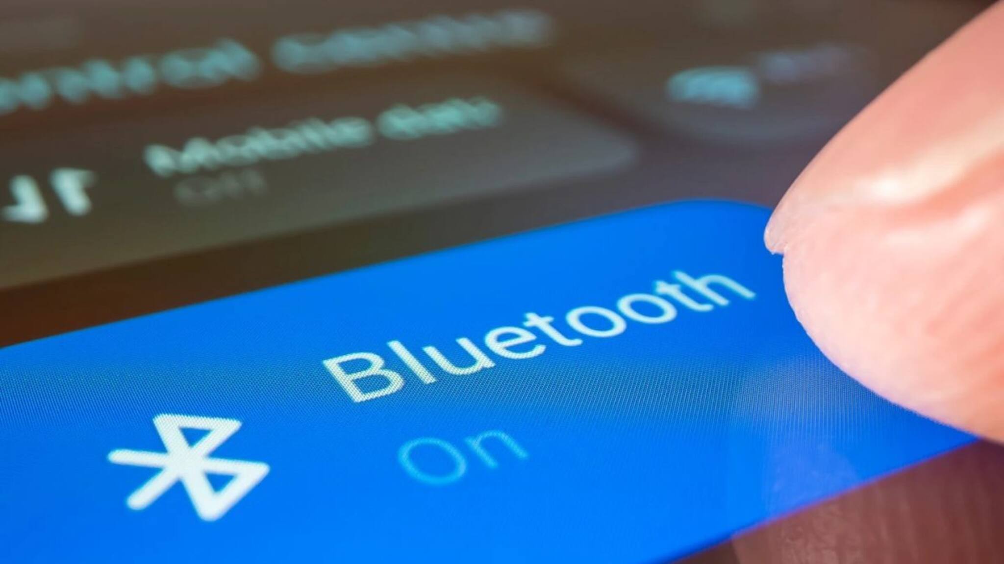Bluetooth Scam Alert: অপ্রয়োজনে ব্লুটুথ অন রাখছেন? সাবধান! এক নিমেষে ফোন হ্যাক করে ব্যাঙ্ক অ্যাকাউন্ট খালি করতে পারে প্রতারকরা
