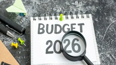 এবার বাজেট পেশের দিনটি ছুটির দিনে পড়েছে। ১ ফেব্রুয়ারি রবিবার। বাজেট ঘোষণার সরাসরি প্রভাব শেয়ার বাজারে পড়ে বলেই দীর্ঘদিন ধরে এই প্রশ্ন উঠছিল—ছুটির দিনে বাজেট পেশ হলে সেদিন শেয়ার বাজার খোলা থাকবে কি না। এখন এই বিষয়ে সিদ্ধান্ত হয়ে গেছে।