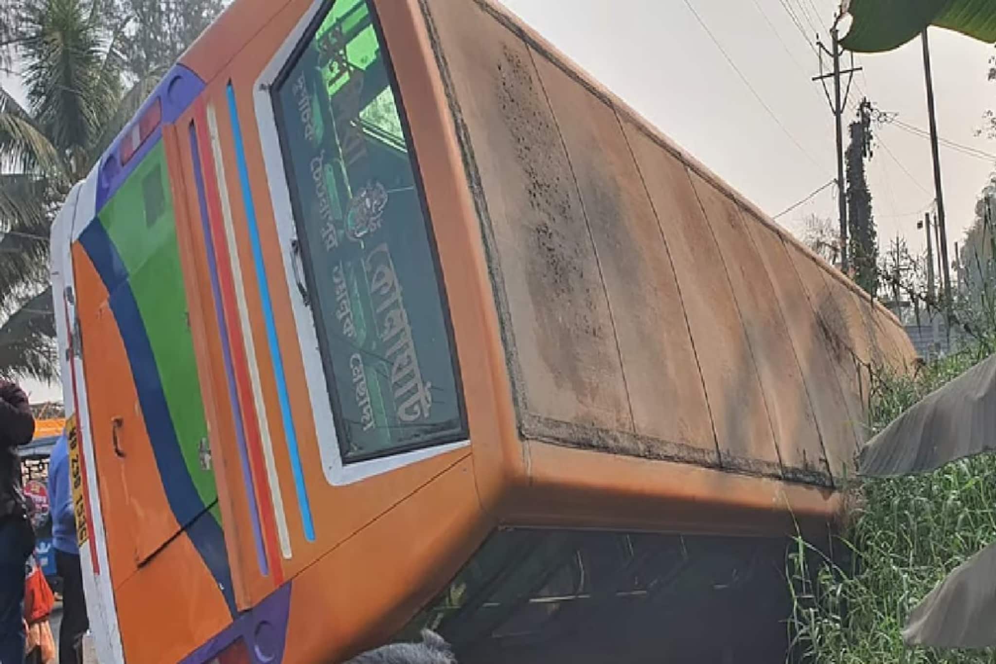 হলদিয়ায় নিয়ন্ত্রণ হারিয়ে উল্টে গেল যাত্রীবাহী বাস! পথ দুর্ঘটনায় আহত ১০