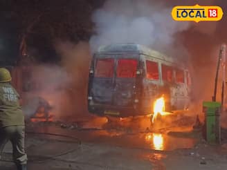 শীতের রাতে ভয়াবহ অগ্নিকাণ্ড শ্যামনগরে!পুড়ে ছাই আস্ত বাস-দোকান,কারণ খতিয়ে দেখছে দমকল বাহিনী