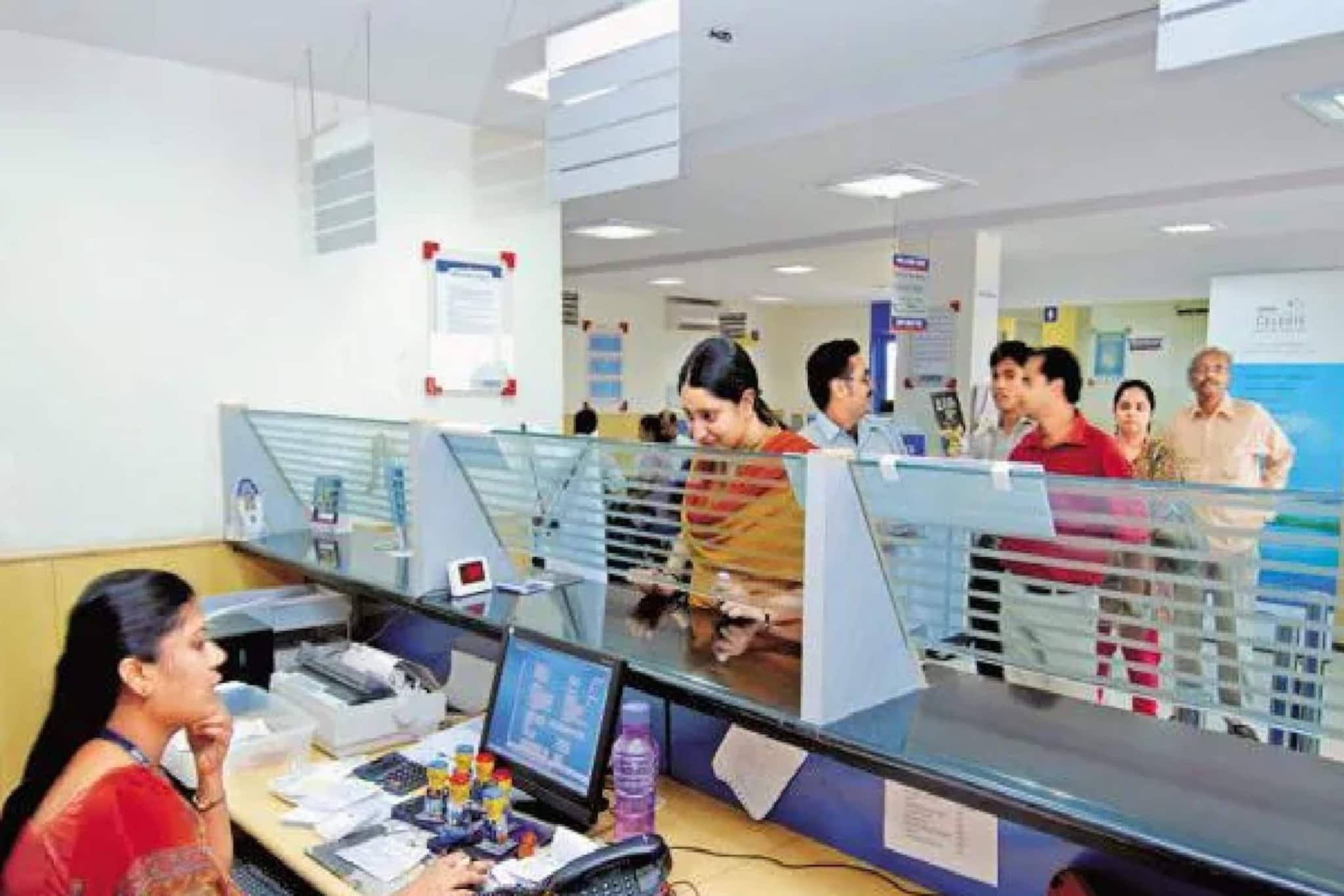 বিনিয়োগকারীদের জন্য বড় সুযোগ! বড় ব্যাঙ্ককে টেক্কা দিয়ে স্মল ফিনান্স ব্যাঙ্কে FD সুদ বাড়ল