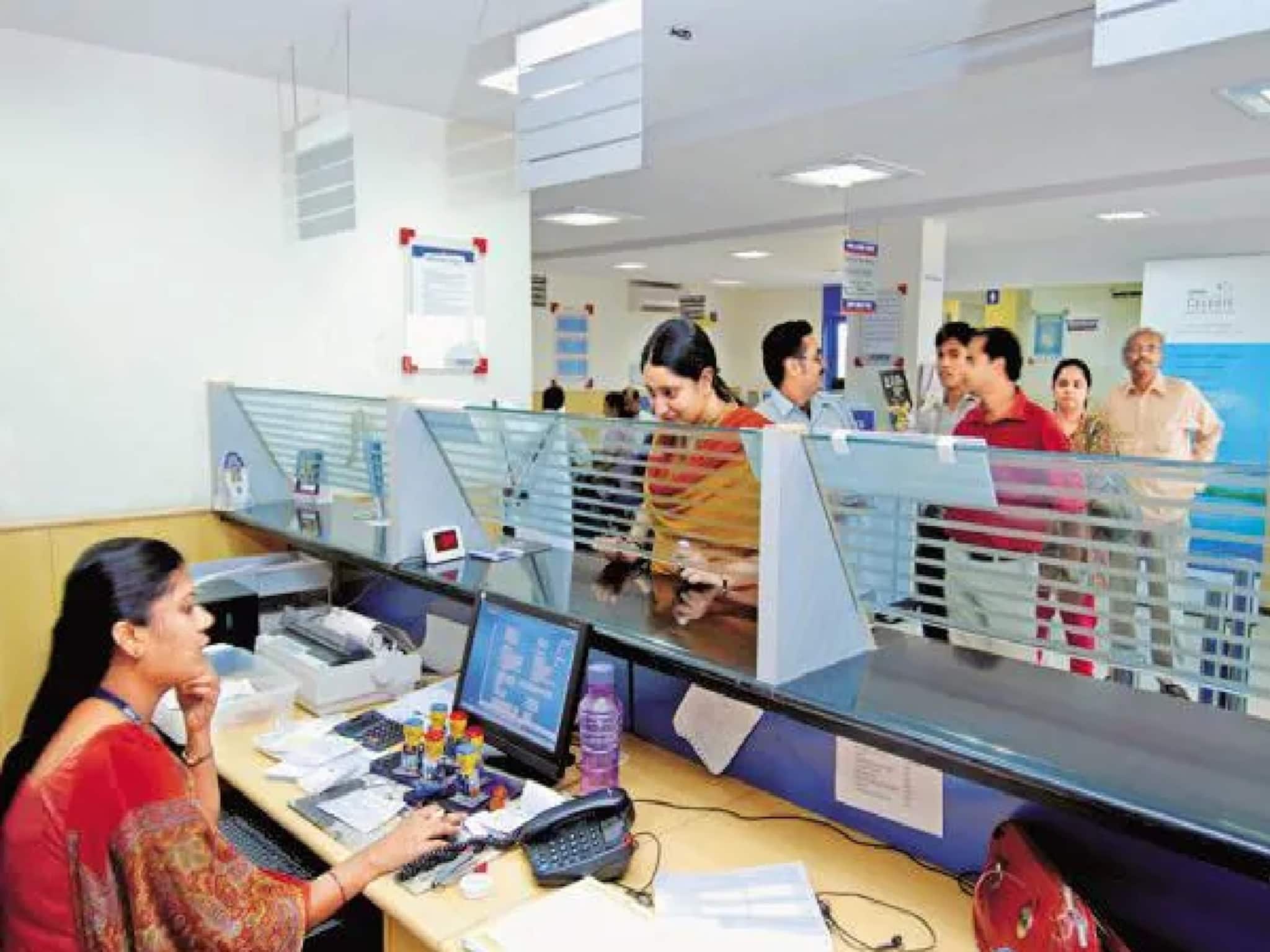 বিনিয়োগকারীদের জন্য বড় সুযোগ! বড় ব্যাঙ্ককে টেক্কা দিয়ে স্মল ফিনান্স ব্যাঙ্কে FD সুদ বাড়ল