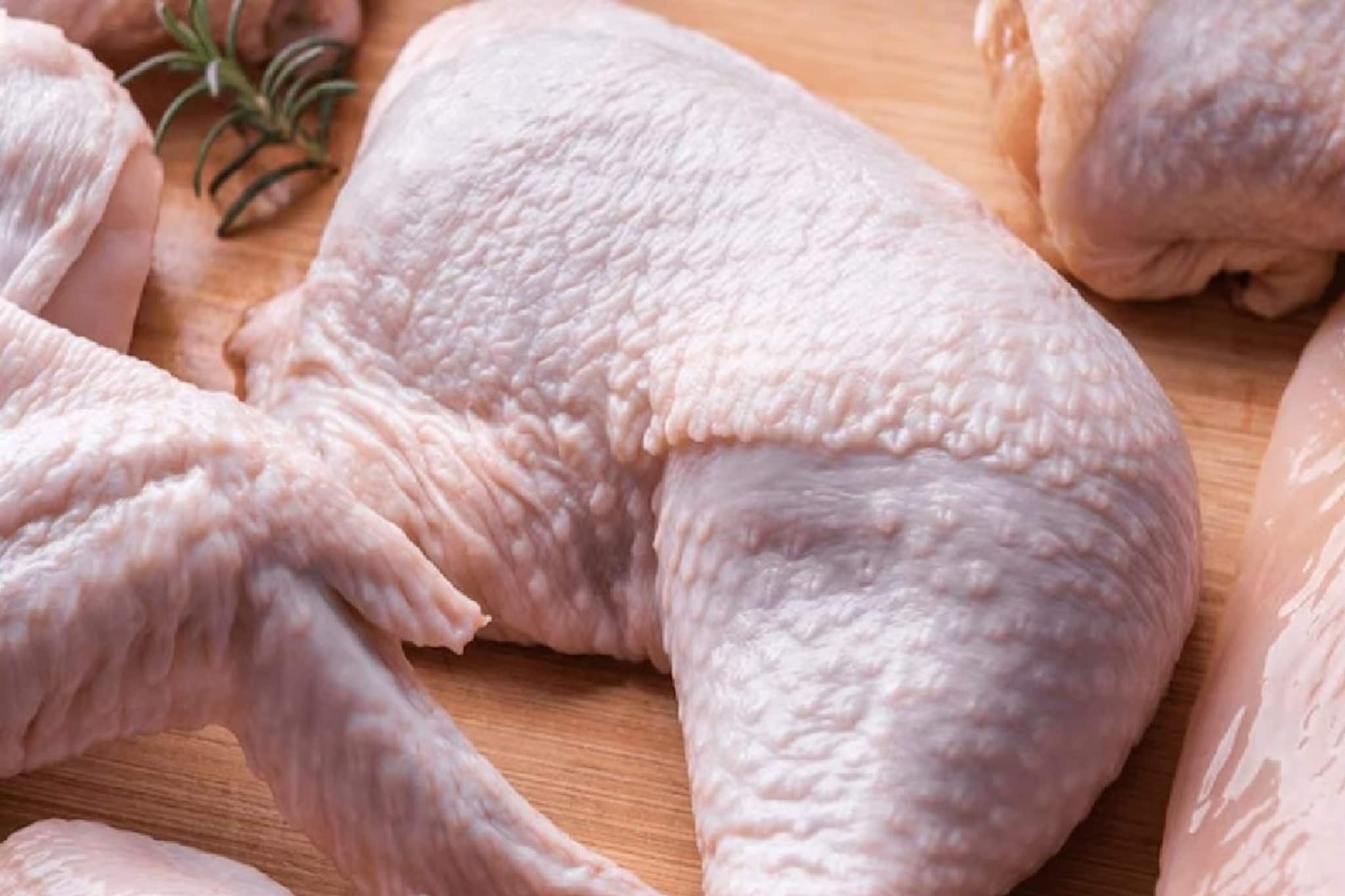 চিকেন 'স্কিনলেস' ভাল, না কি চামড়া-সহ চিকেনই বেশি উপকারী? স্বাস্থ্যের জন্য কোনটা সেরা?