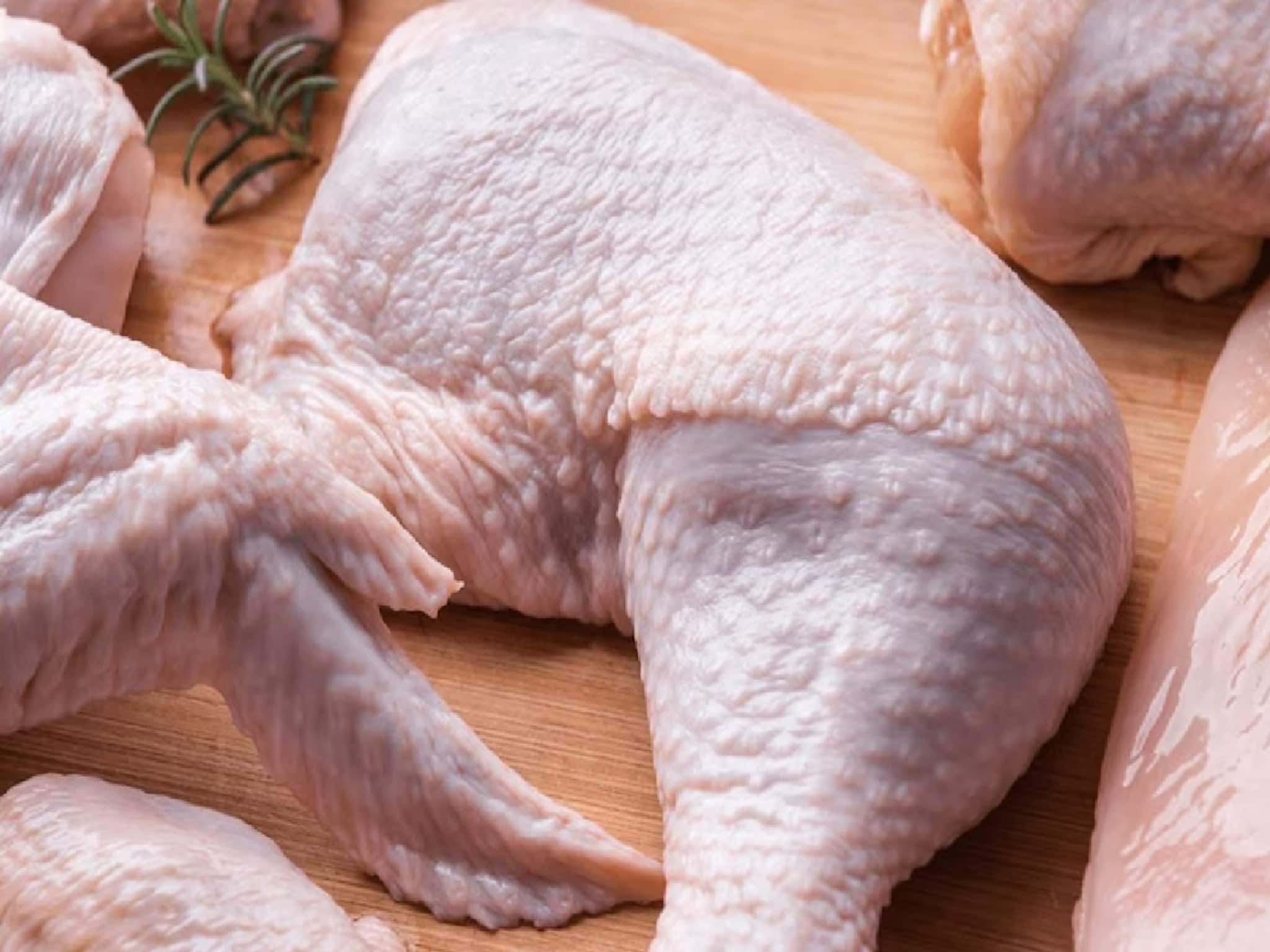 চিকেন 'স্কিনলেস' ভাল, না কি চামড়া-সহ চিকেনই বেশি উপকারী? স্বাস্থ্যের জন্য কোনটা সেরা?