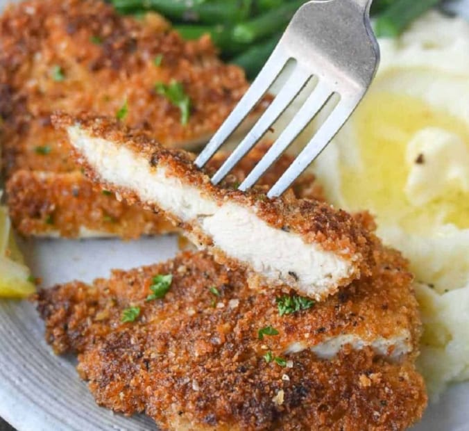Crispy Cutlet Recipe: এই কড়া শীতে সন্ধেবেলায় টেস্টি স্ন্যাক্স খেতে খুবই ভাল লাগে৷ বেশ ঝাল ঝাল এবং গরম গরম কুরমুরে খাবার খেতে কে না চায়! এমন খবার যা খেতেও ভাল এবং অনেকটা প্রোটিন যাবে শরীরে, তেমন একটা ডিশ চিকেন কাটলেট৷ শীতের সন্ধেতে খেতে পারেন, বাচ্চাকেও বানিয়ে দিতে পারেন৷ খেতে ভাল লাগবে এবং উপকারও পাবেন৷ অনেকেই গরম কাটলেটকে সেরা পছন্দ বলে মনে করেন। আপনি সহজেই বাড়িতে এগুলি তৈরি করতে পারেন। এগুলির জন্য খুব বেশি উপকরণের প্রয়োজন হয় না। আলু, গাজর, মটর, পেঁয়াজ, মাশরুম এবং মশলার মতো সাধারণ ঘরোয়া উপাদান দিয়ে সুস্বাদু কাটলেট তৈরি করা যায়। Crispy Cutlet Recipe: এই কড়া শীতে সন্ধেবেলায় টেস্টি স্ন্যাক্স খেতে খুবই ভাল লাগে৷ বেশ ঝাল ঝাল এবং গরম গরম কুরমুরে খাবার খেতে কে না চায়! এমন খবার যা খেতেও ভাল এবং অনেকটা প্রোটিন যাবে শরীরে, তেমন একটা ডিশ চিকেন কাটলেট৷ শীতের সন্ধেতে খেতে পারেন, বাচ্চাকেও বানিয়ে দিতে পারেন৷ খেতে ভাল লাগবে এবং উপকারও পাবেন৷ অনেকেই গরম কাটলেটকে সেরা পছন্দ বলে মনে করেন। আপনি সহজেই বাড়িতে এগুলি তৈরি করতে পারেন। এগুলির জন্য খুব বেশি উপকরণের প্রয়োজন হয় না। আলু, গাজর, মটর, পেঁয়াজ, মাশরুম এবং মশলার মতো সাধারণ ঘরোয়া উপাদান দিয়ে সুস্বাদু কাটলেট তৈরি করা যায়।