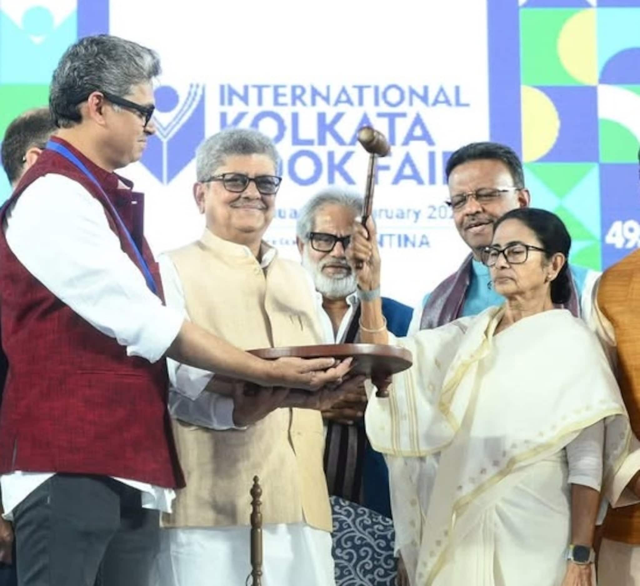 Kolkata Book Fair: ৪৯টি হাতুড়ির ঘা, কলকাতা বইমেলার উদ্বোধন করলেন মুখ্যমন্ত্রী Kolkata Book Fair: ৪৯টি হাতুড়ির ঘা, কলকাতা বইমেলার উদ্বোধন করলেন মুখ্যমন্ত্রী