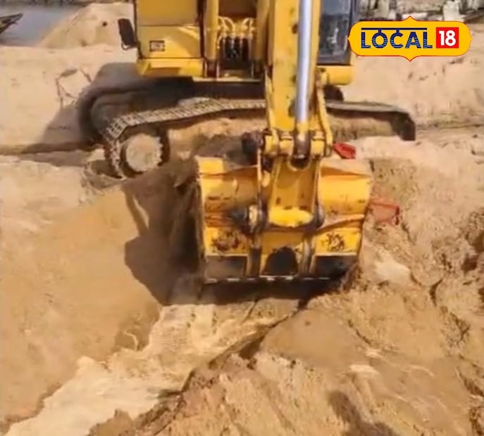 যেন কোনও সিনেমার দৃশ্য! নদীর চরের বালি খুঁড়তেই বেরিয়ে আসছে একের পর এক ব্যারেল! তবে সোনা-দানা নয়, বালি নিচে লুকানো ছিল চোলাই মদের ভাণ্ডার। (ছবি ও তথ্য: সায়নী সরকার) যেন কোনও সিনেমার দৃশ্য! নদীর চরের বালি খুঁড়তেই বেরিয়ে আসছে একের পর এক ব্যারেল! তবে সোনা-দানা নয়, বালি নিচে লুকানো ছিল চোলাই মদের ভাণ্ডার। (ছবি ও তথ্য: সায়নী সরকার)