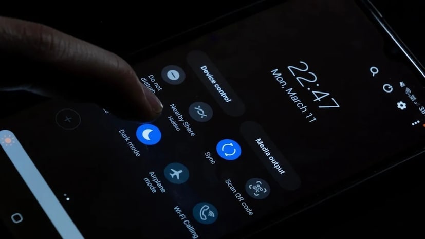 ডার্ক মোড নিয়ে অনেকেরই ধারণা, এটি ব্যাটারি সাশ্রয় করে এবং চোখের জন্য বেশি আরামদায়ক। কিন্তু সত্যিই কি সব ফোন ও সব অ্যাপের ক্ষেত্রে এই ধারণা ঠিক? জেনে নেওয়া যাক ডার্ক মোডের সুবিধা, অসুবিধা এবং আসল সত্য। ডার্ক মোড নিয়ে অনেকেরই ধারণা, এটি ব্যাটারি সাশ্রয় করে এবং চোখের জন্য বেশি আরামদায়ক। কিন্তু সত্যিই কি সব ফোন ও সব অ্যাপের ক্ষেত্রে এই ধারণা ঠিক? জেনে নেওয়া যাক ডার্ক মোডের সুবিধা, অসুবিধা এবং আসল সত্য।