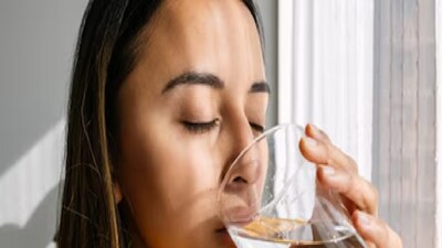 ঠান্ডায় জল কম খাচ্ছেন? এর পরিণাম 'ডিহাইড্রেশন'! জেনে নিন কী করবেন রোজ 