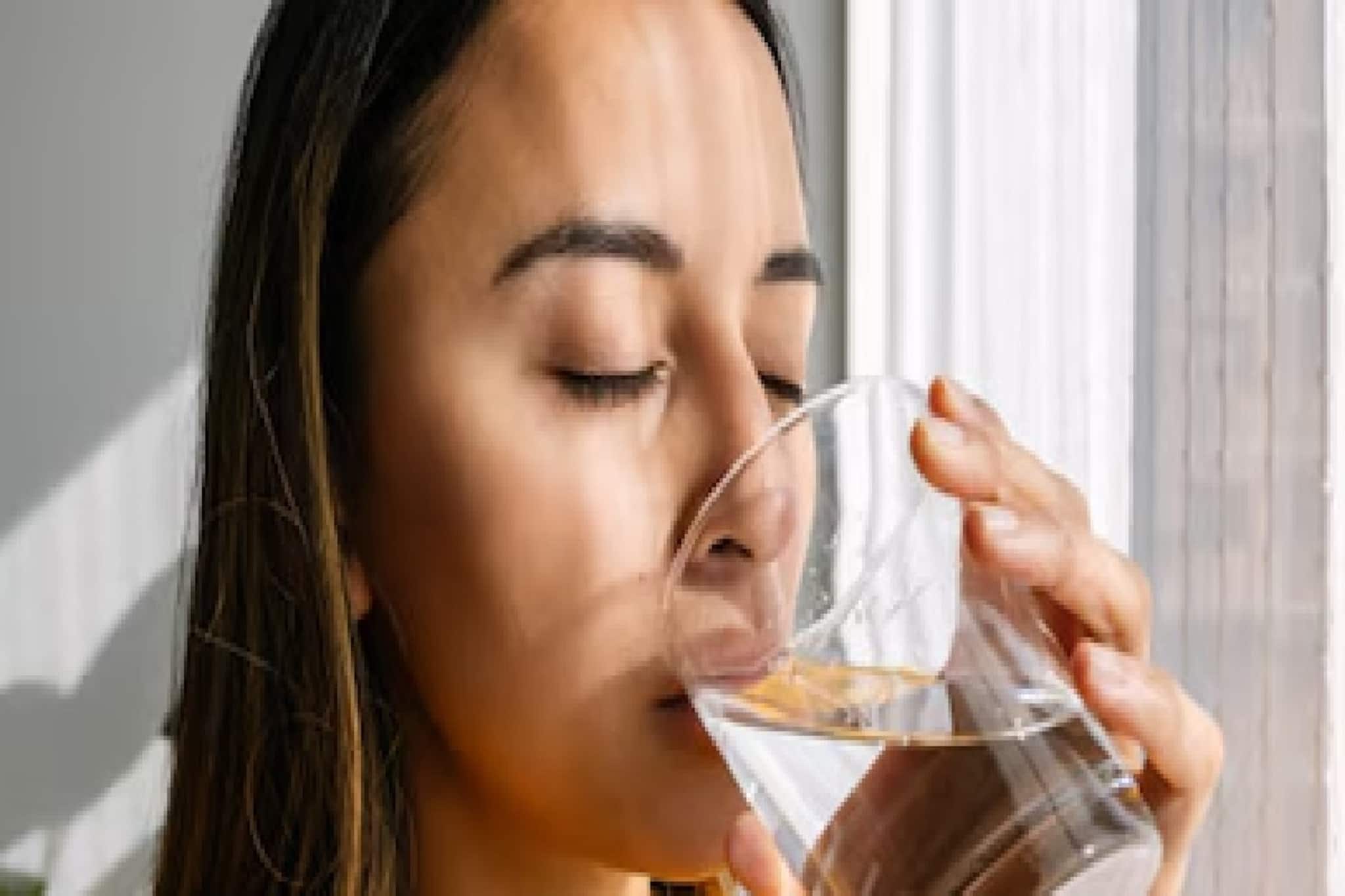 ঠান্ডায় জল কম খাচ্ছেন? এর পরিণাম 'ডিহাইড্রেশন'! জেনে নিন কী করবেন রোজ