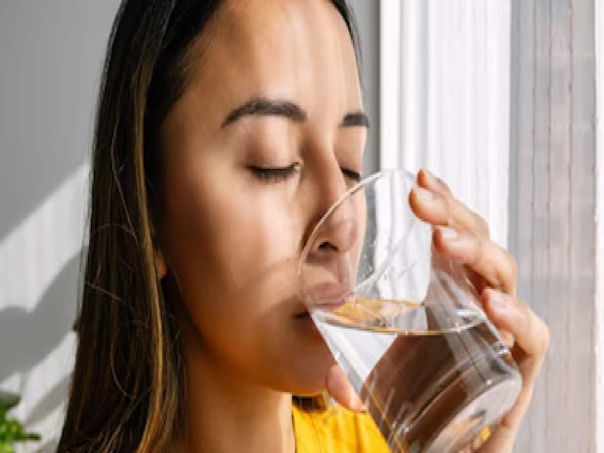 ঠান্ডায় জল কম খাচ্ছেন? এর পরিণাম 'ডিহাইড্রেশন'! জেনে নিন কী করবেন রোজ