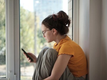 বিষে বিষক্ষয়! সোশ্যাল মিডিয়া আসক্তি কমাবেন এই অ্যান্টি-ডুমস্ক্রলিং ইনফ্লুয়েন্সাররা