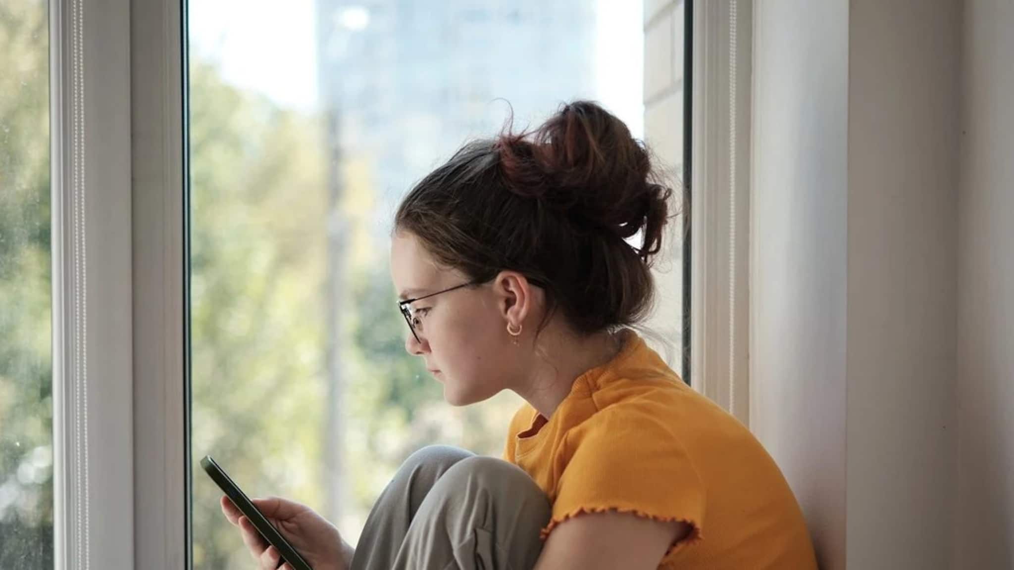 Doomscrolling: স্ক্রলিংয়ের নেশায় হারিয়ে যাচ্ছে সময়? আসক্তি কাটাতে সোশ্যাল মিডিয়াতেই এল 'অ্যান্টি-স্ক্রল' দাওয়াই