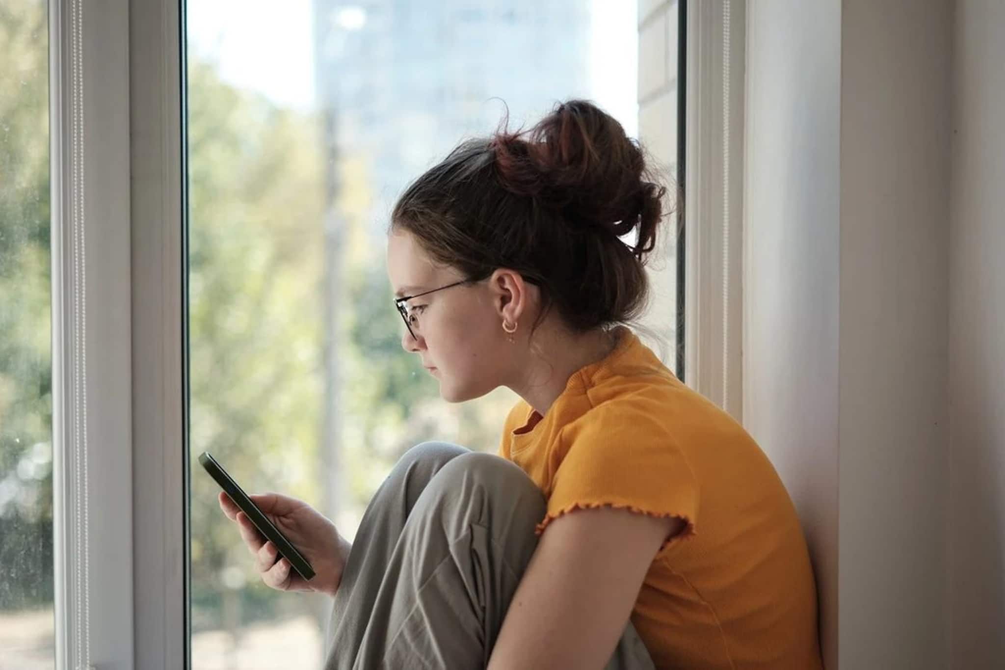 বিষে বিষক্ষয়! সোশ্যাল মিডিয়া আসক্তি কমাবেন এই অ্যান্টি-ডুমস্ক্রলিং ইনফ্লুয়েন্সাররা