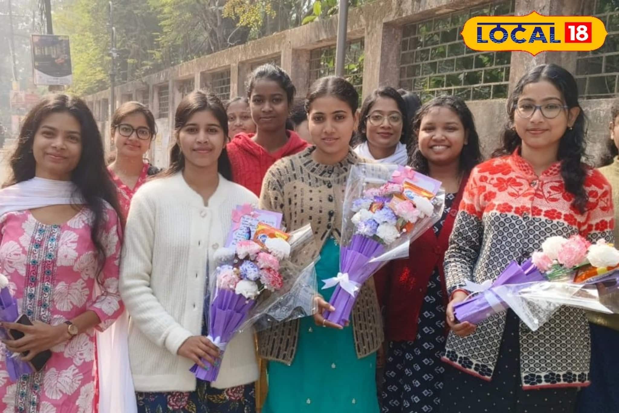 ইমোজির ভিড়ে হারায়নি গ্রিটিংস কার্ড, পুরনো রীতি আজও ভরসা জাগায় বর্ধমান বিশ্ববিদ্যালয়ে