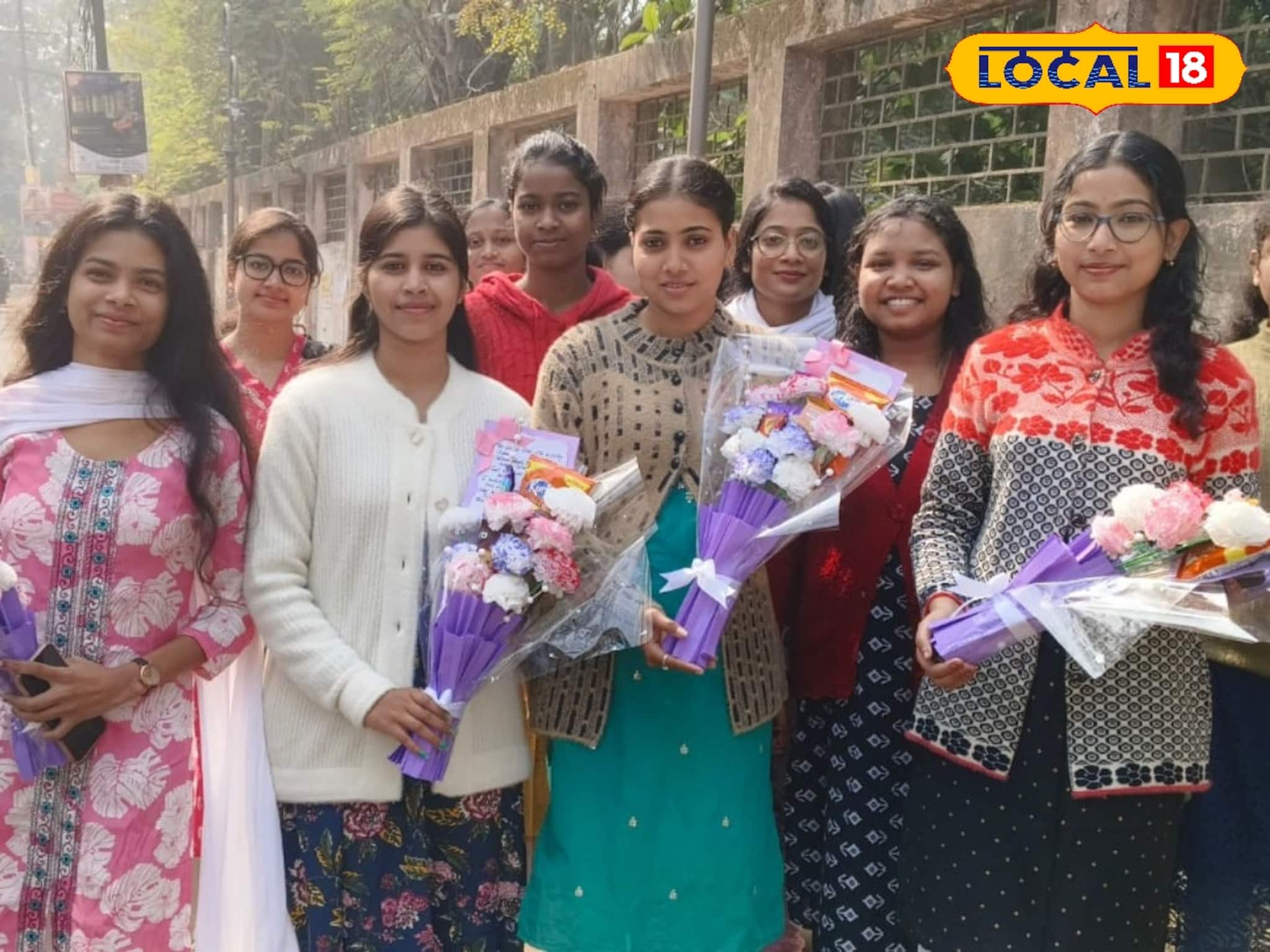 ইমোজির ভিড়ে হারায়নি গ্রিটিংস কার্ড, পুরনো রীতি আজও ভরসা জাগায় বর্ধমান বিশ্ববিদ্যালয়ে