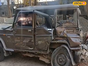 দুমড়ে মুচড়ে গিয়েছে পুলিশ ভ্যান দুমড়ে মুচড়ে গিয়েছে পুলিশ ভ্যান