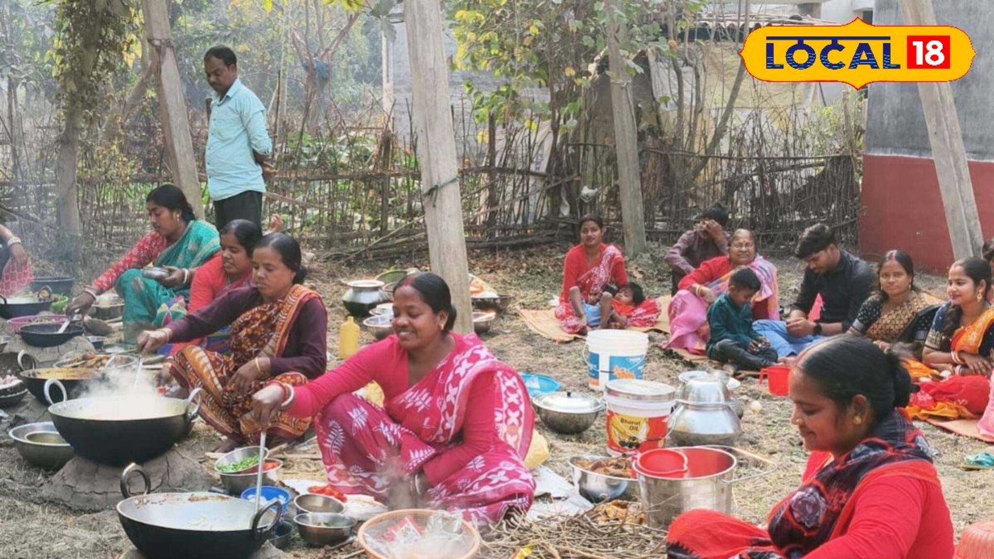 সব ঘরে রান্না বন্ধ, মাঠে বসে পাত পেড়ে ভূরিভোজ! মাছ আর কুল ডালের গন্ধে ম ম করছে এলাকা