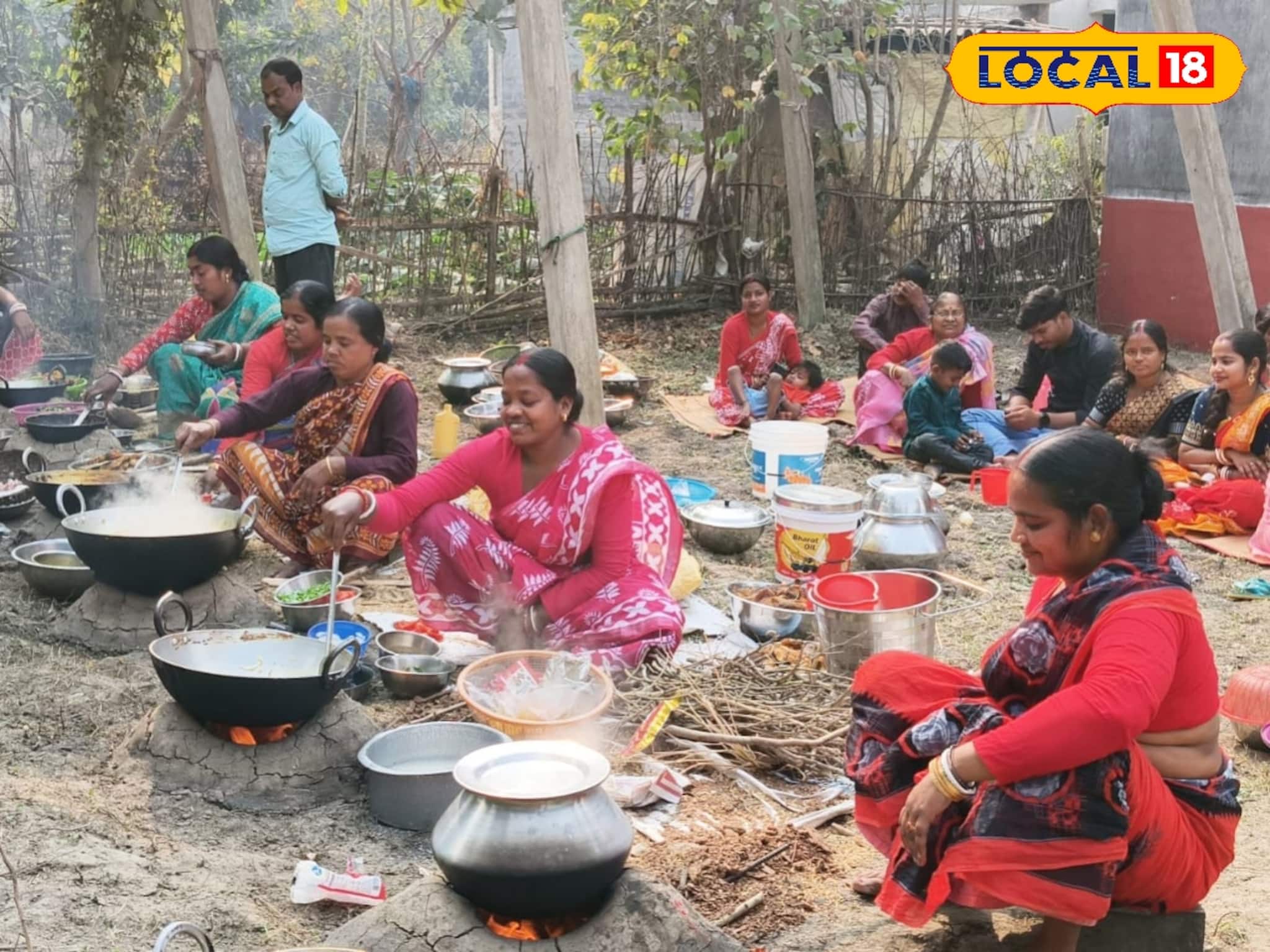 সব ঘরে রান্না বন্ধ, মাঠে বসে পাত পেড়ে ভূরিভোজ! মাছ আর কুল ডালের গন্ধে ম ম করছে এলাকা সব ঘরে রান্না বন্ধ, মাঠে বসে পাত পেড়ে ভূরিভোজ! মাছ আর কুল ডালের গন্ধে ম ম করছে এলাকা