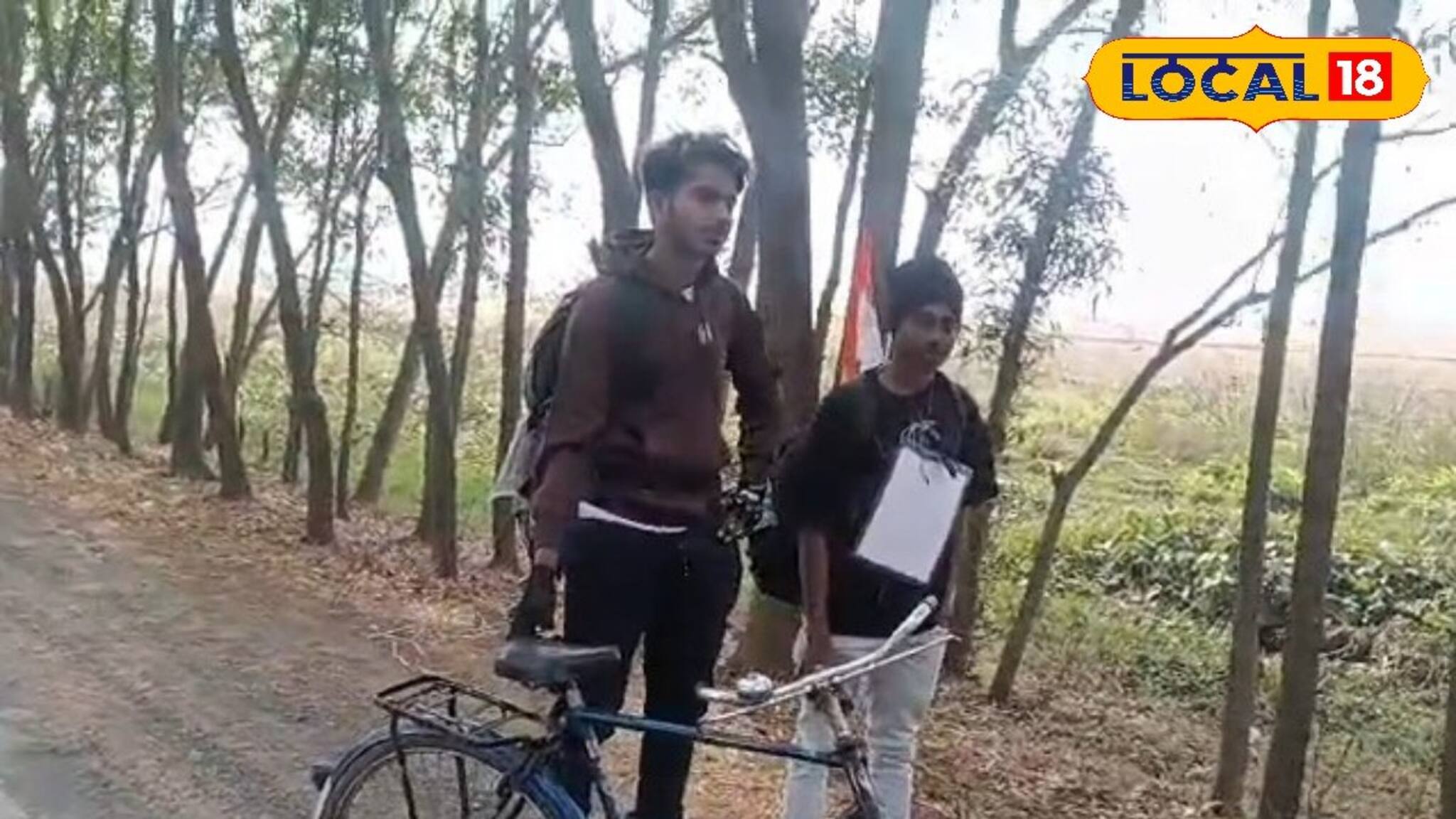 বন্ধু থাকলে পথ আটকায় না! স্কেটিং করে এক বন্ধু, আরেকজন সাইকেলে! গন্তব্য হাজারদুয়ারি