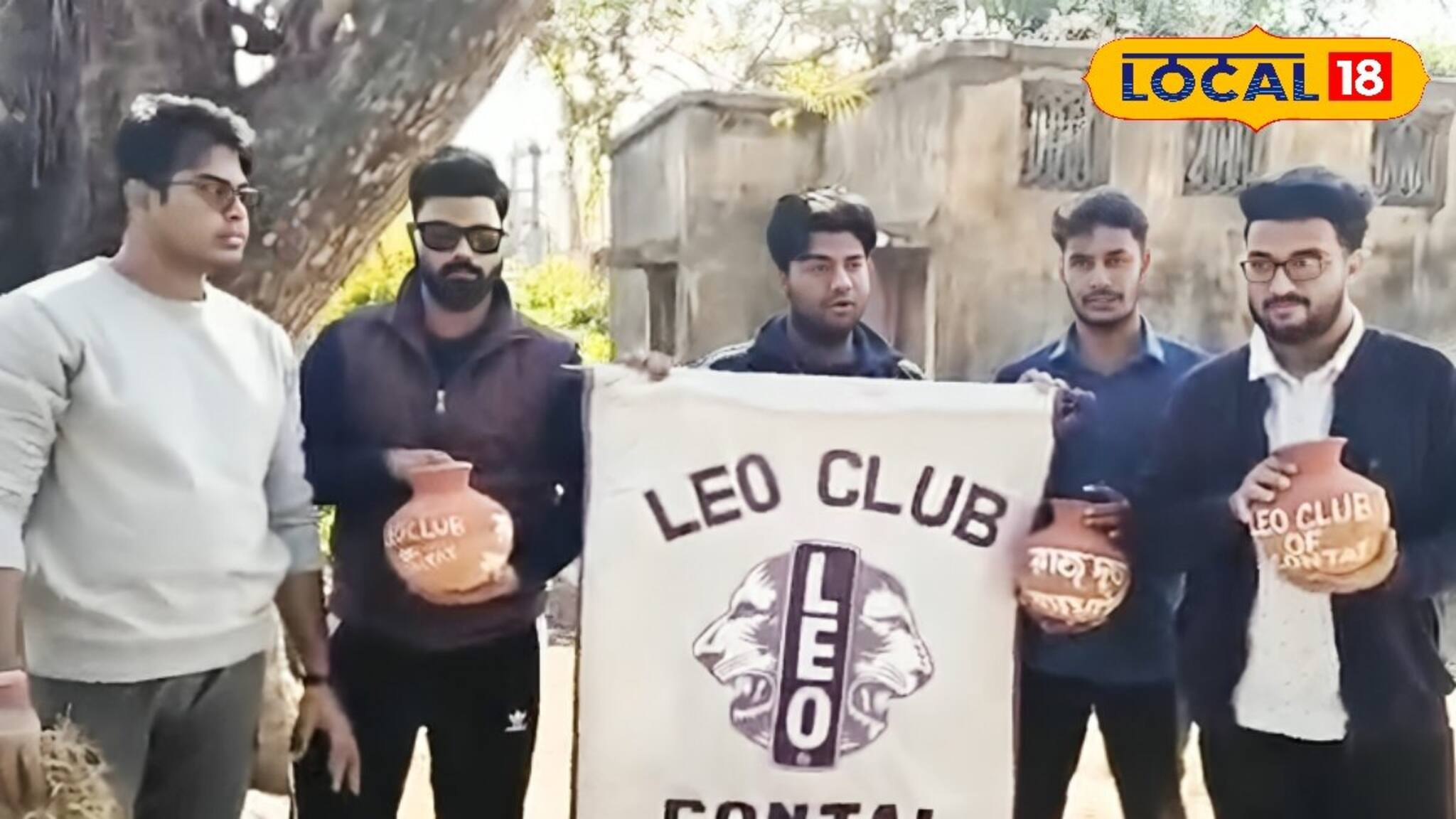 মাটির হাঁড়ি হাতে একদল যুবকের গোপন মিশন! রহস্য ফাঁস হতেই খুশিতে ডগমগ এলাকাবাসী