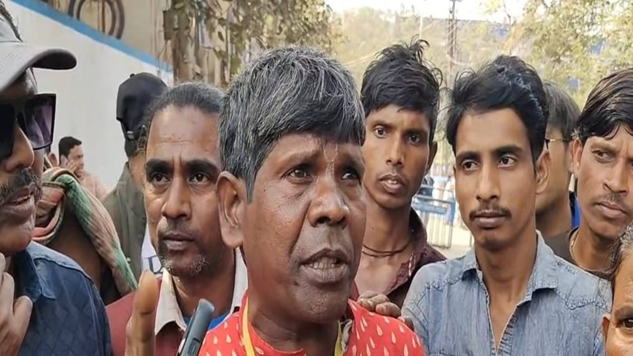 Viral Badam Kaku: '' বীরভূমকে কে চেনাইল?...'' জেলাশাসকের দফতরে বিক্ষোভ কর্মসূচিতে 'বাদাম কাকু'