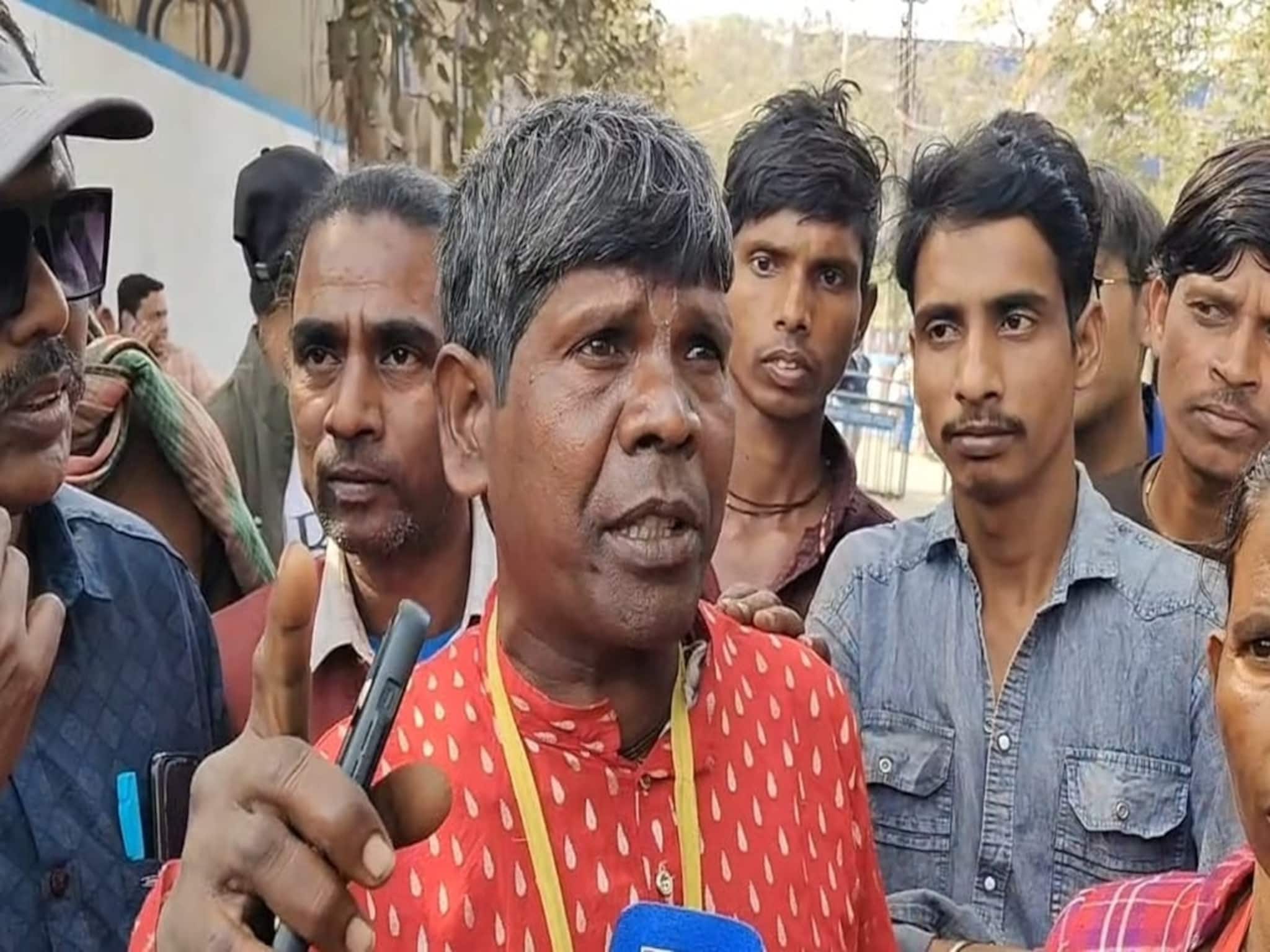 '' বীরভূমকে কে চেনাইল?...'' জেলাশাসকের দফতরে বিক্ষোভ কর্মসূচিতে 'বাদাম কাকু'