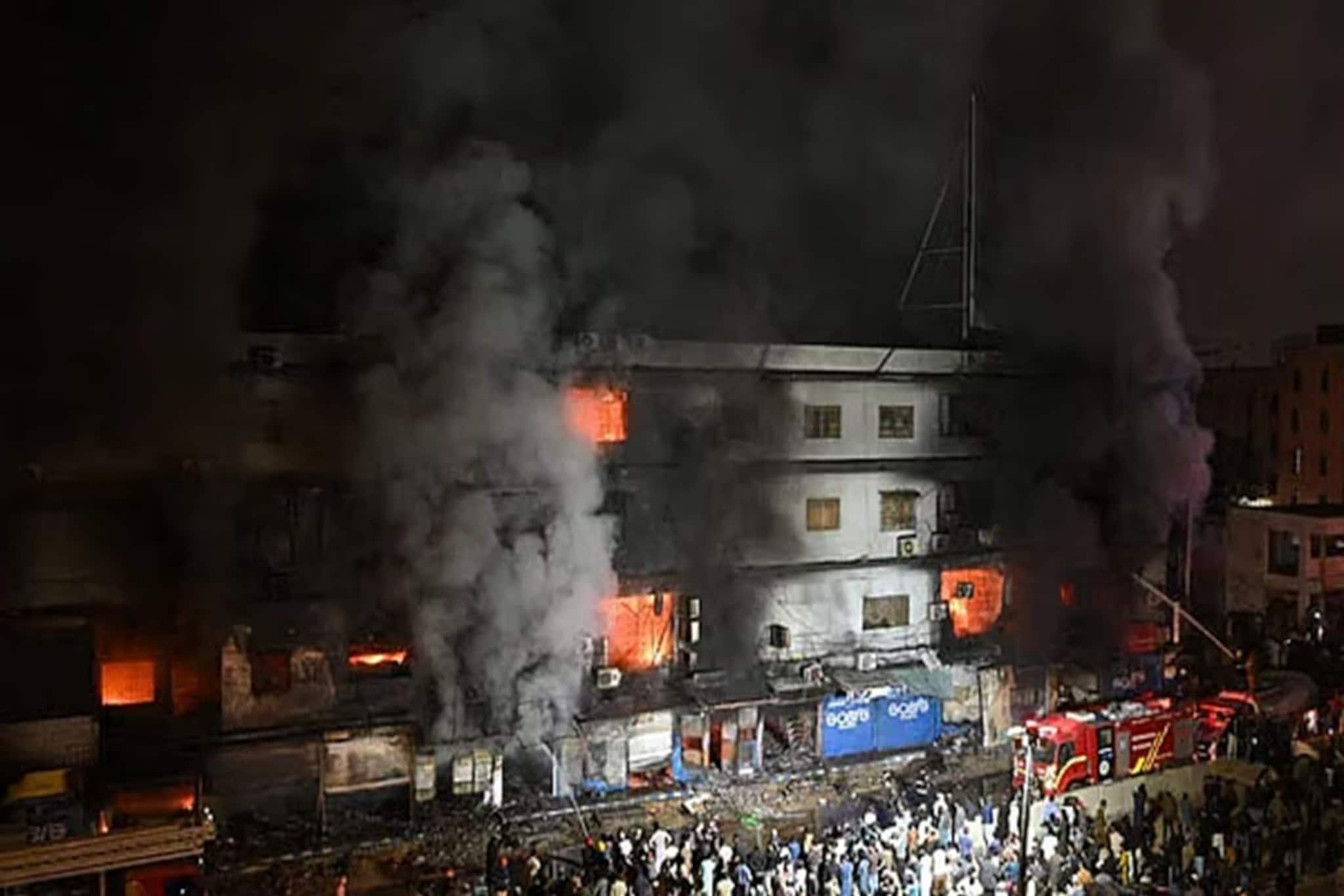 করাচির শপিং মলে ভয়াবহ আগুন, মৃত্যু অন্তত পাঁচ জনের! আরও বাড়তে পারে সংখ্যা