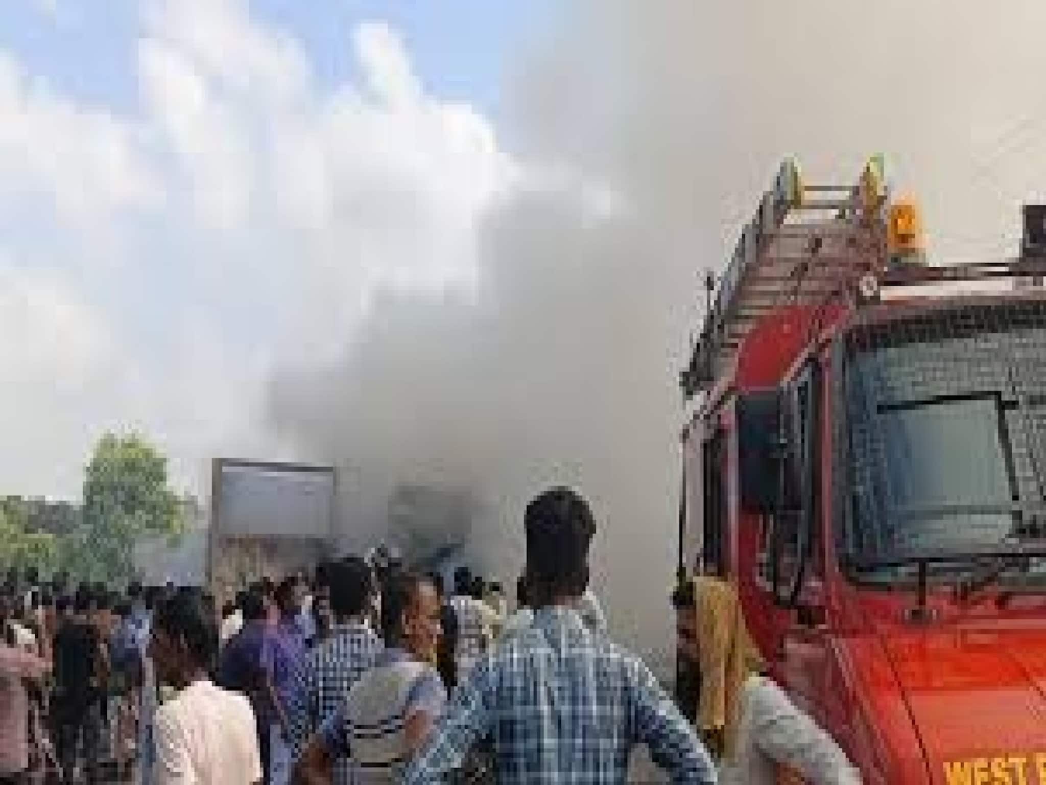 গাড়ি ভর্তি মদ আর মদ! মুহূর্তে সেই গাড়িই জ্বলতে শুরু করল, তারপরই... শুনে চমকে উঠবেন! গাড়ি ভর্তি মদ আর মদ! মুহূর্তে সেই গাড়িই জ্বলতে শুরু করল, তারপরই... শুনে চমকে উঠবেন!