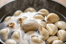 মাত্র দুই মিনিটেই অনায়াসে ২ কেজি রসুন ছাড়ান! জেনে নিন রান্নাঘরের এই ৩ সবচেয়ে সহজ টোটকা