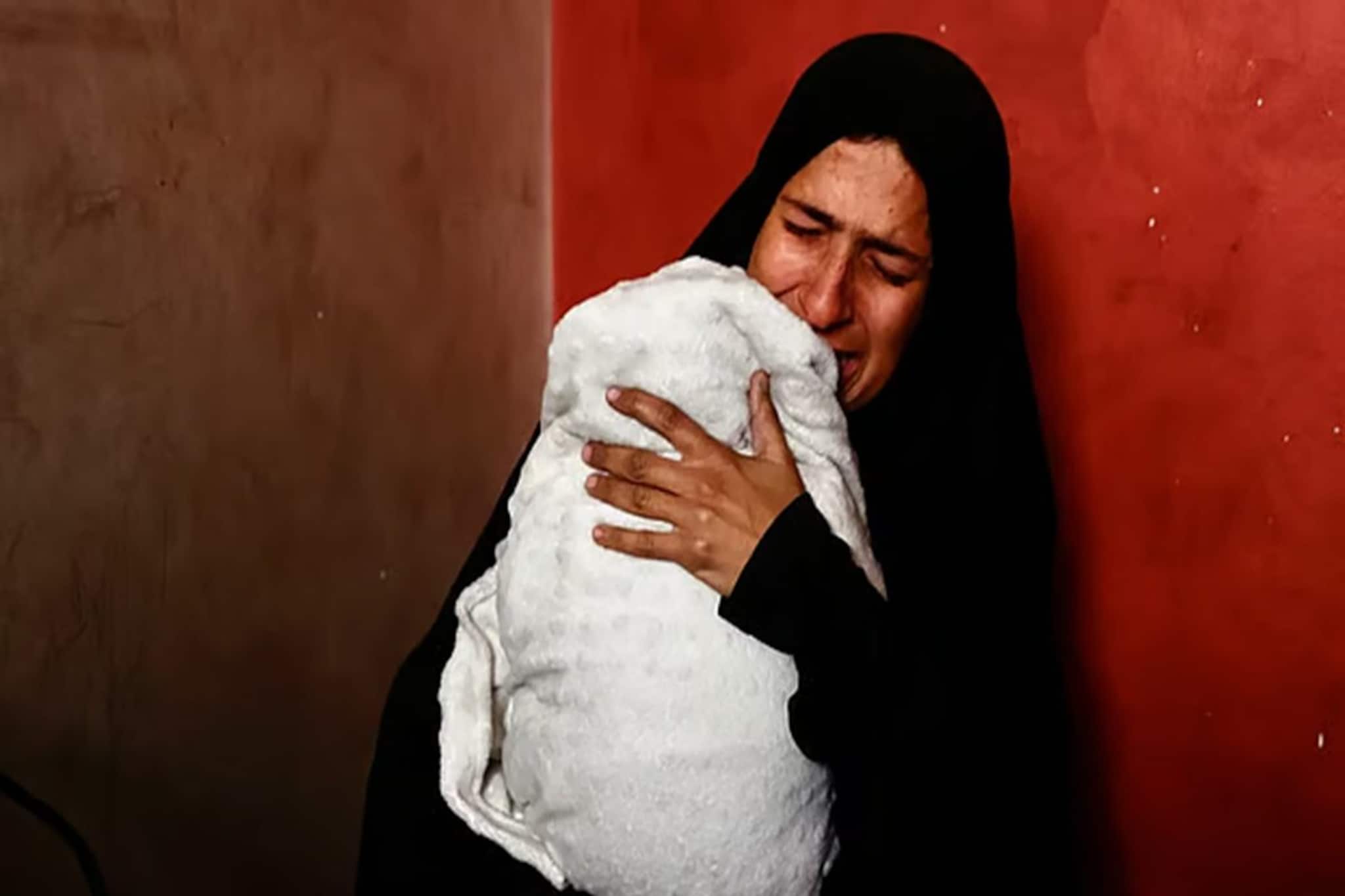 ইজরায়েলি হামলা থেকে বাঁচলেও অজানা ভাইরাসে মরছে গাজার মানুষ! কী এমন ভাইরাস? ইজরায়েলি হামলা থেকে বাঁচলেও অজানা ভাইরাসে মরছে গাজার মানুষ! কী এমন ভাইরাস?