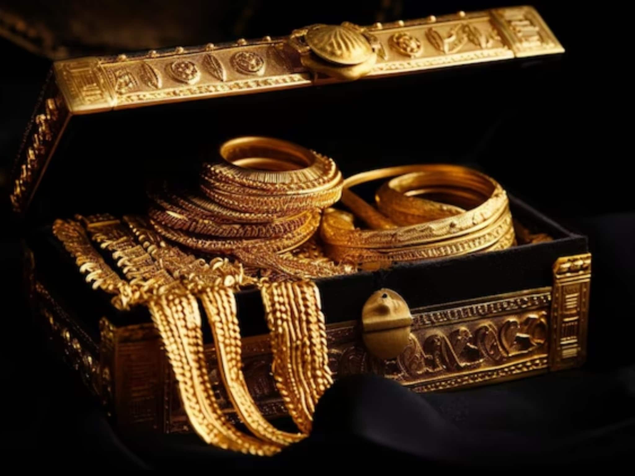 How Much Gold Can You Keep: নির্দিষ্ট এই সীমার বেশি সোনা রাখলে বাজেয়াপ্ত করতে পারে আয়কর দফতর ? প্রতিটি করদাতার বিলবিহীন সোনা রাখার নিয়ম জানা উচিত