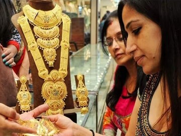 বিরাট ধাক্কা, দেড় লাখ টাকা ছাড়িয়ে গেল সোনার দাম