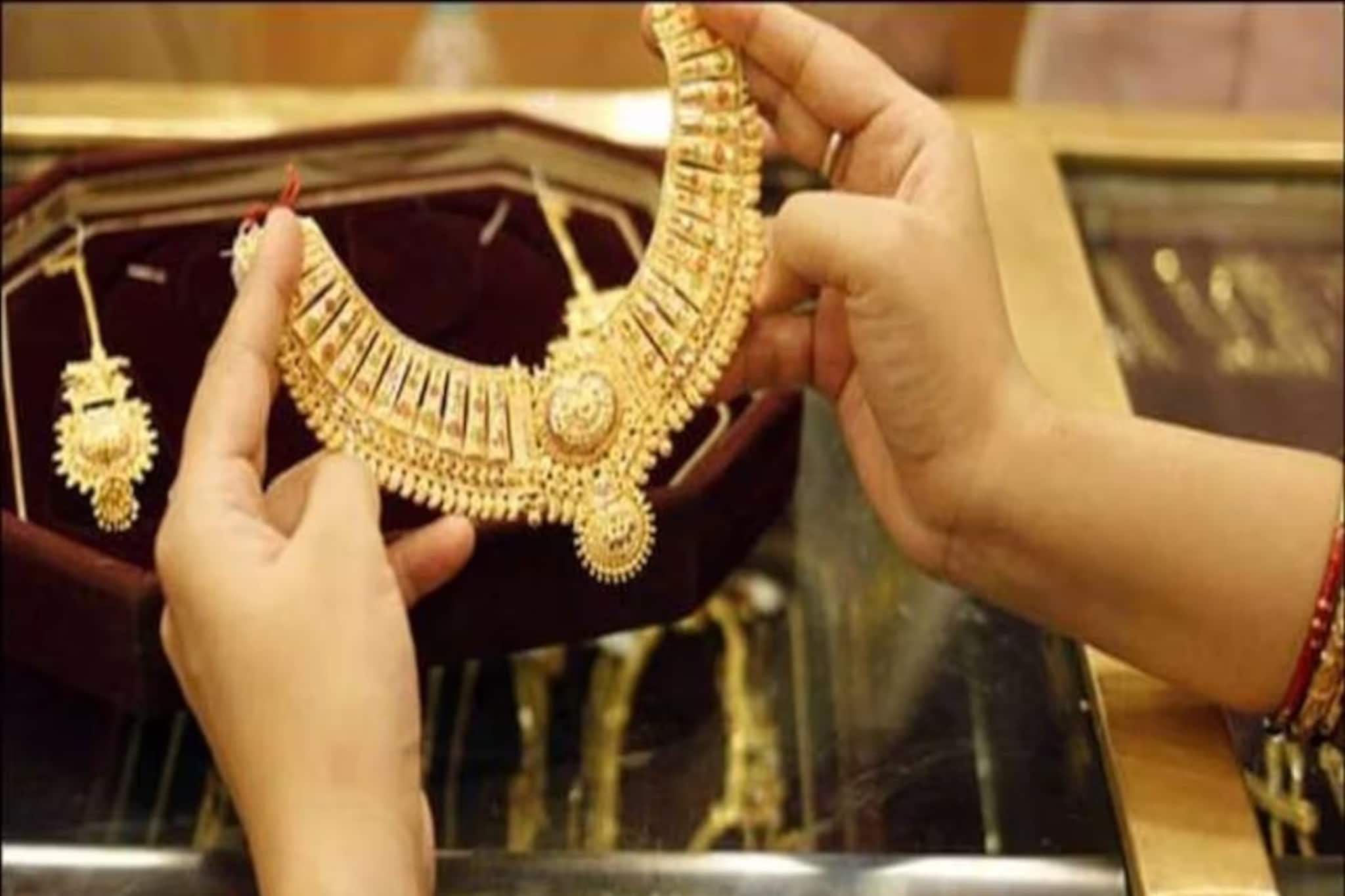 রুপোর দাম ৪ লক্ষ টাকা ছাড়িয়েছে, সোনার দাম ১.৭৫ লক্ষ টাকার উপরে, আপনার শহরে দাম দেখে নিন