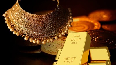 ২০২৬ সালে বিনিয়োগকারীদের জন্য সঠিক পছন্দ কী?যদি সামাজিক ঐতিহ্য অথবা পারিবারিক ব্যবহার গুরুত্বপূর্ণ হয়, তাহলে ভৌত সোনাই এগিয়ে থাকবে। আর যদি উদ্দেশ্য হয় পোর্টফোলিও ভারসাম্য, ঝুঁকি ব্যবস্থাপনা এবং সহজ বিনিয়োগ, তাহলে গোল্ড ইটিএফ একটি ভাল বিকল্প। বিশেষজ্ঞরা বিশ্বাস করেন যে সোনায় মোট পোর্টফোলিওর ৫-১০% শেয়ার যথেষ্ট, কারণ সোনা সর্বাধিক রিটার্ন অর্জনের উপায় নয়, বরং সুরক্ষার একটি উপায়।