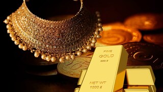 ২০২৬ সালে বিনিয়োগকারীদের জন্য সঠিক পছন্দ কী?যদি সামাজিক ঐতিহ্য অথবা পারিবারিক ব্যবহার গুরুত্বপূর্ণ হয়, তাহলে ভৌত সোনাই এগিয়ে থাকবে। আর যদি উদ্দেশ্য হয় পোর্টফোলিও ভারসাম্য, ঝুঁকি ব্যবস্থাপনা এবং সহজ বিনিয়োগ, তাহলে গোল্ড ইটিএফ একটি ভাল বিকল্প। বিশেষজ্ঞরা বিশ্বাস করেন যে সোনায় মোট পোর্টফোলিওর ৫-১০% শেয়ার যথেষ্ট, কারণ সোনা সর্বাধিক রিটার্ন অর্জনের উপায় নয়, বরং সুরক্ষার একটি উপায়। ২০২৬ সালে বিনিয়োগকারীদের জন্য সঠিক পছন্দ কী?যদি সামাজিক ঐতিহ্য অথবা পারিবারিক ব্যবহার গুরুত্বপূর্ণ হয়, তাহলে ভৌত সোনাই এগিয়ে থাকবে। আর যদি উদ্দেশ্য হয় পোর্টফোলিও ভারসাম্য, ঝুঁকি ব্যবস্থাপনা এবং সহজ বিনিয়োগ, তাহলে গোল্ড ইটিএফ একটি ভাল বিকল্প। বিশেষজ্ঞরা বিশ্বাস করেন যে সোনায় মোট পোর্টফোলিওর ৫-১০% শেয়ার যথেষ্ট, কারণ সোনা সর্বাধিক রিটার্ন অর্জনের উপায় নয়, বরং সুরক্ষার একটি উপায়।