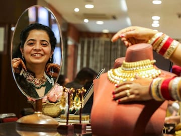 ২০২৬ সালে সোনা ও রুপোর দাম নিয়ে বাবা বঙ্গার ভবিষ্যদ্বাণী জেনে রাখুন ২০২৬ সালে সোনা ও রুপোর দাম নিয়ে বাবা বঙ্গার ভবিষ্যদ্বাণী জেনে রাখুন