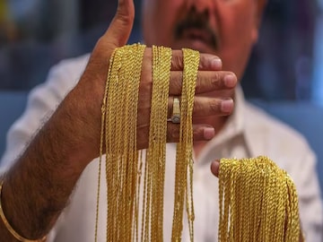 সোনার দামে 'আগুন'! সোনা ছাড়াই কি বিয়ে করতে হবে এবার? ঘটি-বাটি বেচে বিরাট চাপে মধ্যবিত্ত!