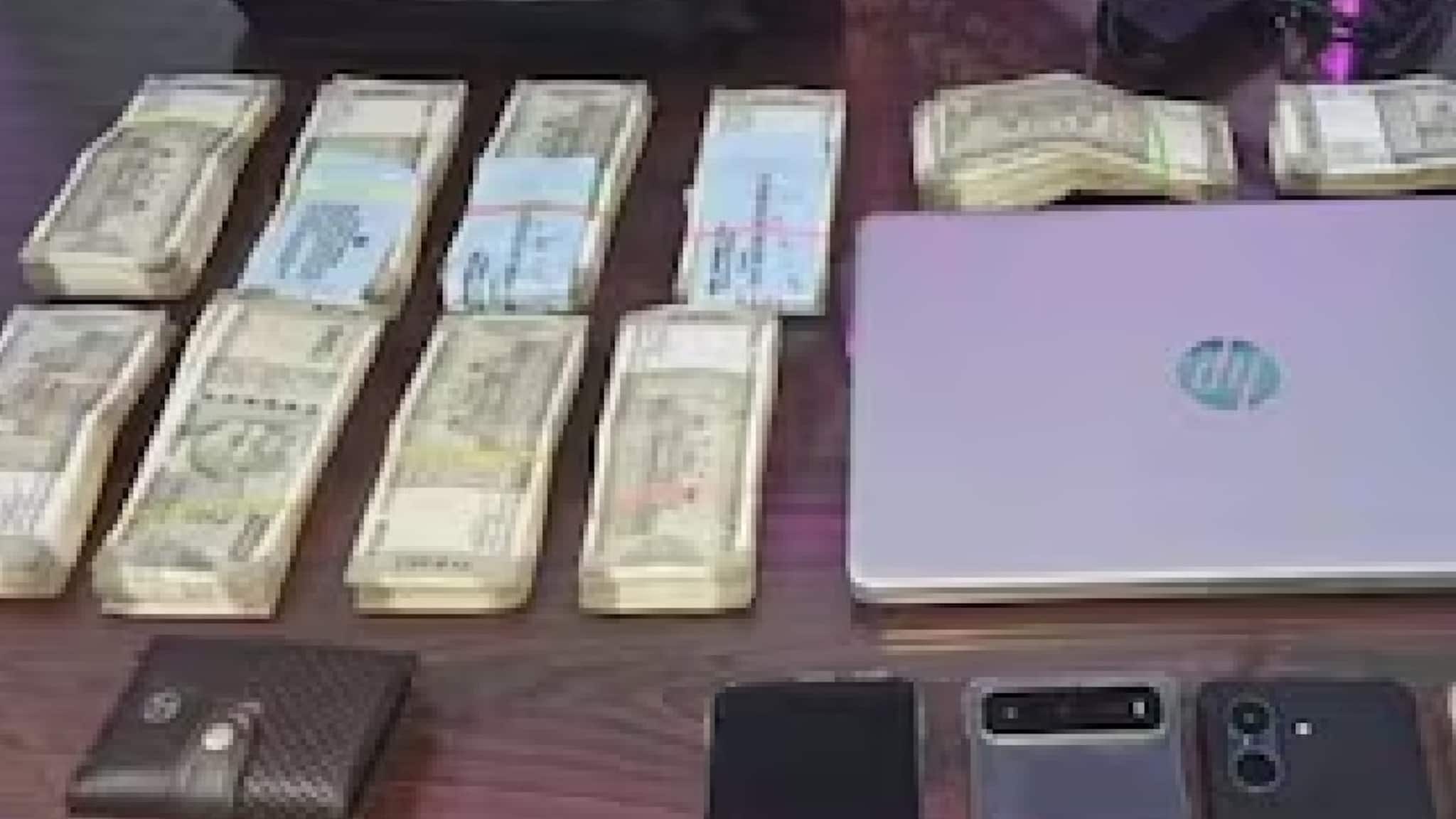 Cash seized: গাড়িতে থরে থরে সাজানো বান্ডিল বান্ডিল টাকা! কাছে যেতেই চমকে গেল পুলিশ, দেখুন ভিডিও