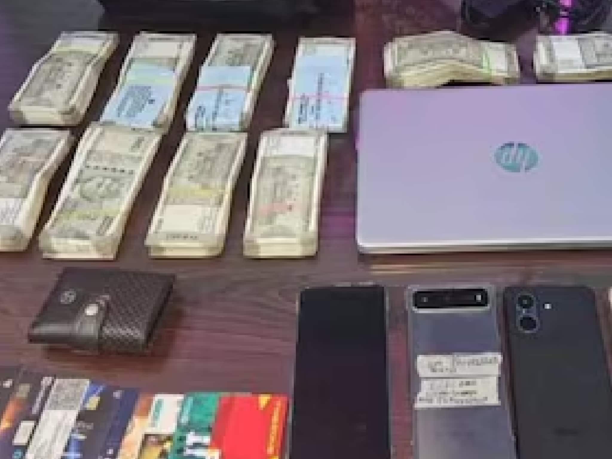 Cash seized: গাড়িতে থরে থরে সাজানো বান্ডিল বান্ডিল টাকা! কাছে যেতেই চমকে গেল পুলিশ, দেখুন ভিডিও