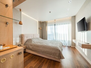 হোটেলে ঢুকেই আলো নিভিয়ে ফোনের ফ্ল্যাশলাইট জ্বালান! ছোট্ট এই ট্রিক বাঁচাবে আপনার সম্মান