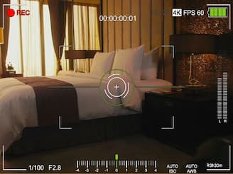 হোটেলে ঢুকেই আলো নিভিয়ে ফোনের ফ্ল্যাশলাইট জ্বালান! ছোট্ট এই ট্রিক বাঁচাবে আপনার সম্মান