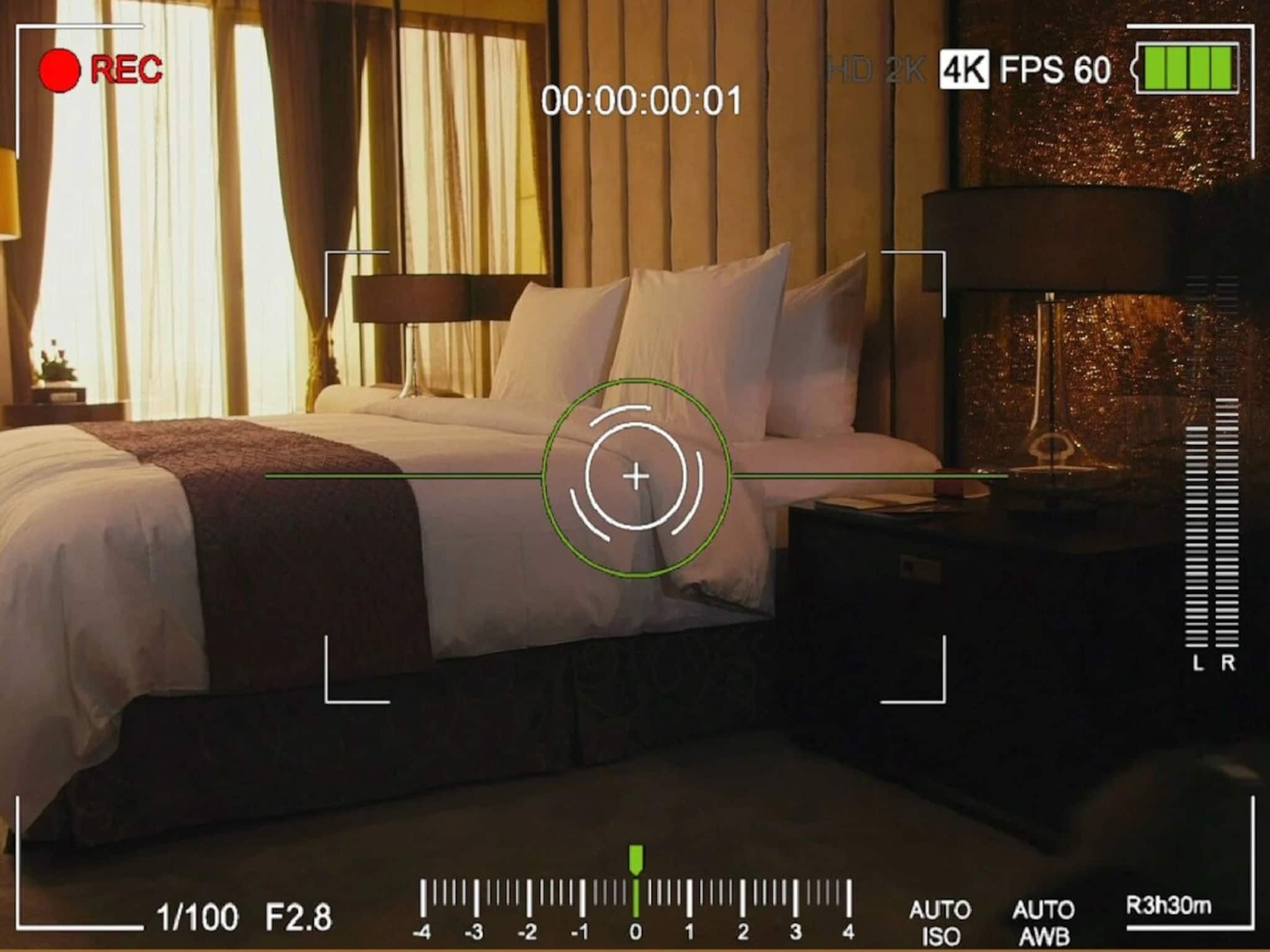 হোটেলে ঢুকেই আলো নিভিয়ে ফোনের ফ্ল্যাশলাইট জ্বালান! ছোট্ট এই ট্রিক বাঁচাবে আপনার সম্মান