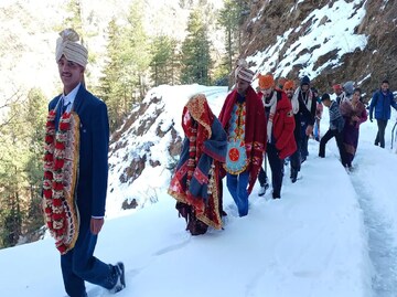 কনেকে বিয়ে করতে চার ফুট বরফের মধ্যে দিয়ে ১৪ কিলোমিটার হেঁটে গেলেন বর! সঙ্গে বরযাত্রীরা