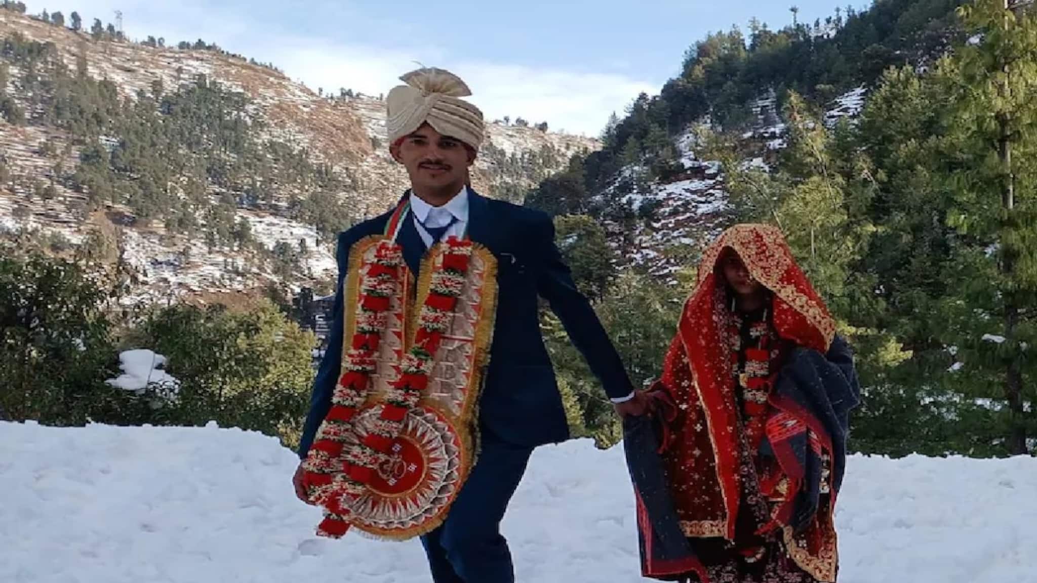 কনেকে বিয়ে করতে চার ফুট বরফের মধ্যে দিয়ে ১৪ কিলোমিটার হেঁটে গেলেন বর! সঙ্গে বরযাত্রীরা, অবাক হবেন!