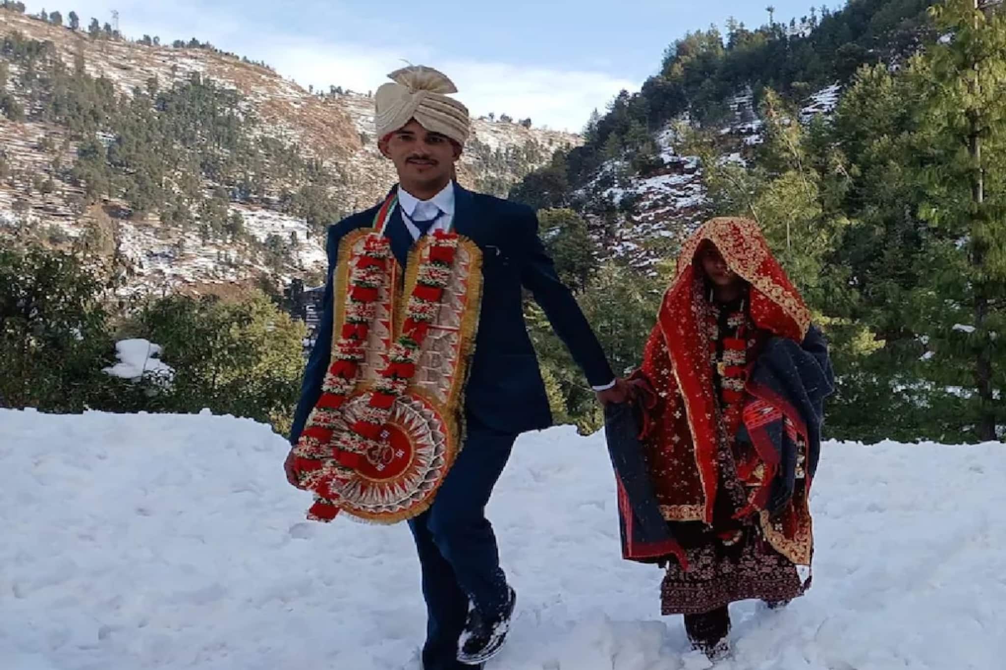 কনেকে বিয়ে করতে চার ফুট বরফের মধ্যে দিয়ে ১৪ কিলোমিটার হেঁটে গেলেন বর! সঙ্গে বরযাত্রীরা